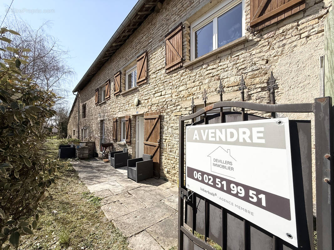 Maison à MONTROND-LE-CHATEAU