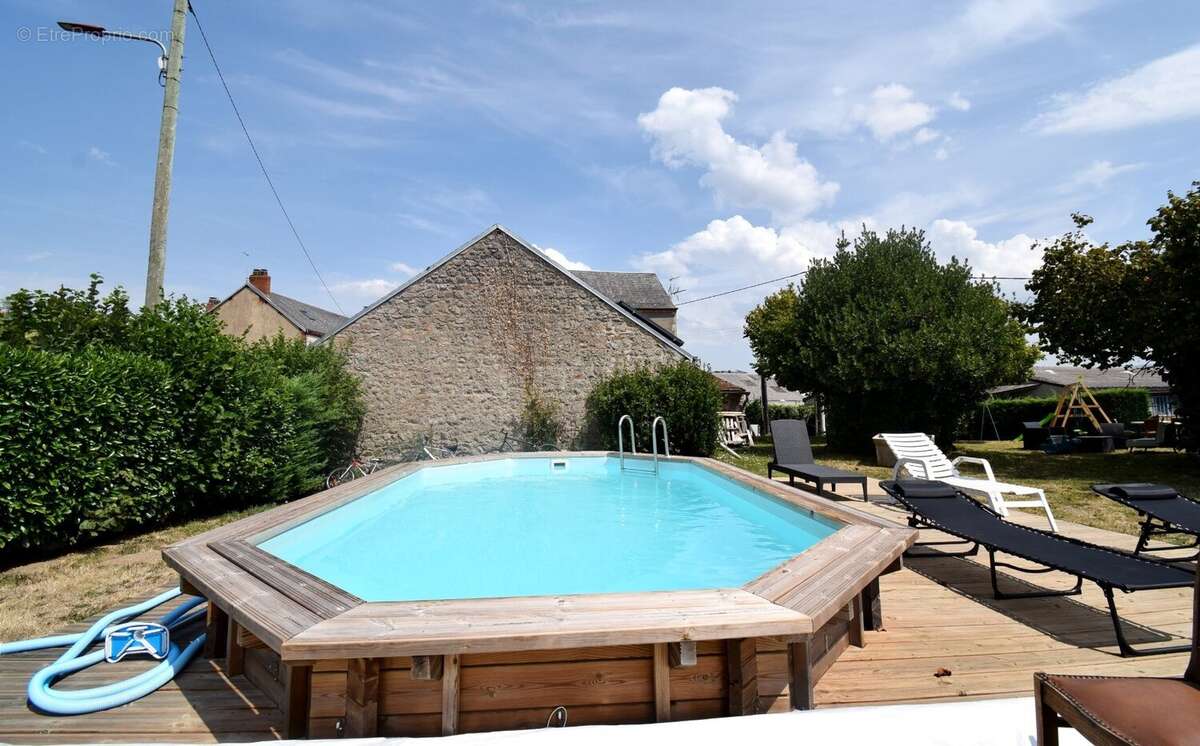 A vendre - Maison d'environ 110 m² - LE MAYET-DE-MONTAGNE - photo 4