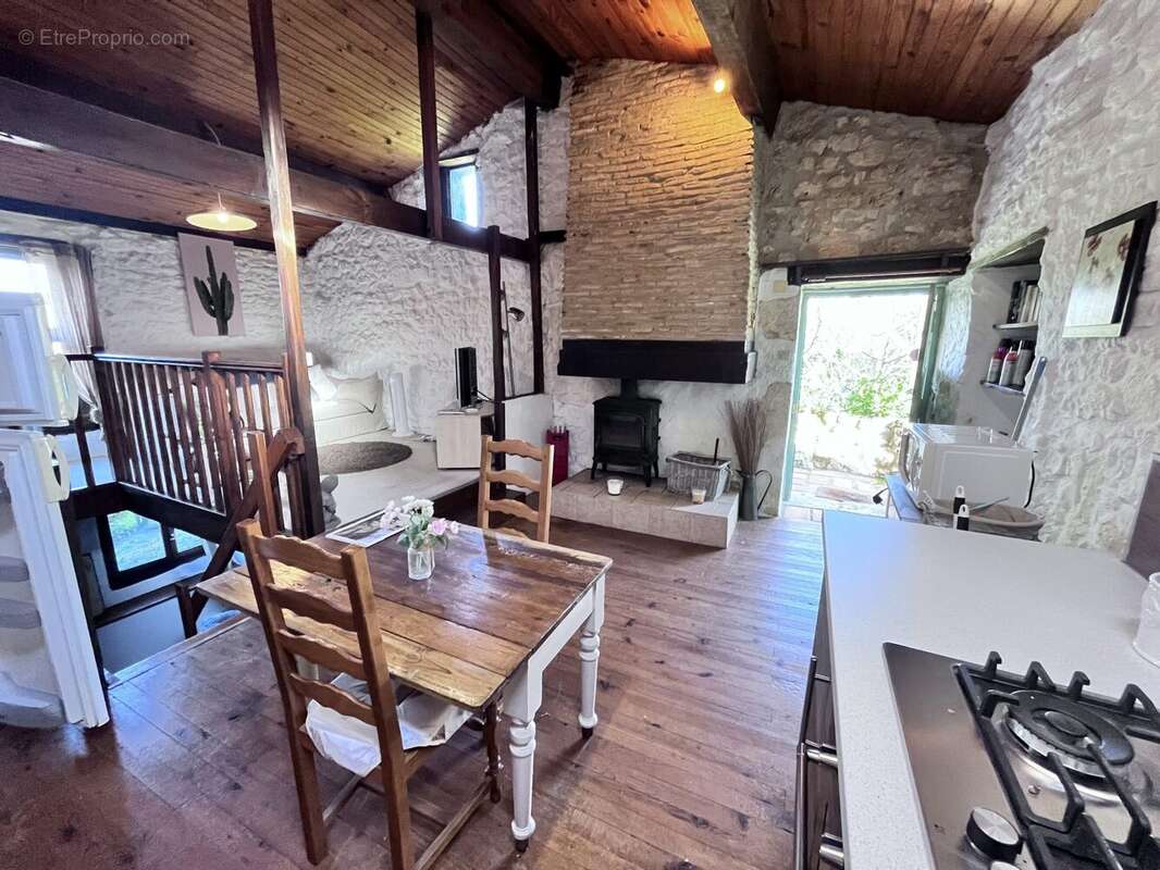 Maison à SERRES-ET-MONTGUYARD