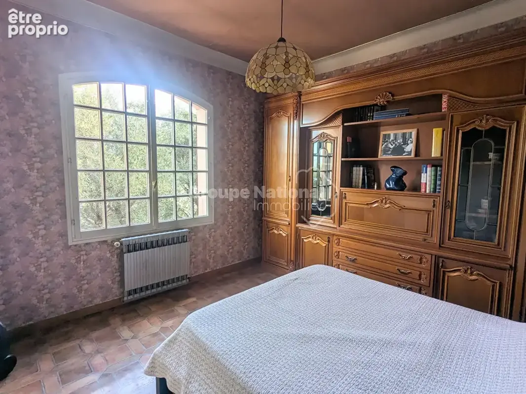 Toulon est bas faron - villa t5 sur deux niveaux de 166 m² -  garages - terrain de 750m² - photo 9