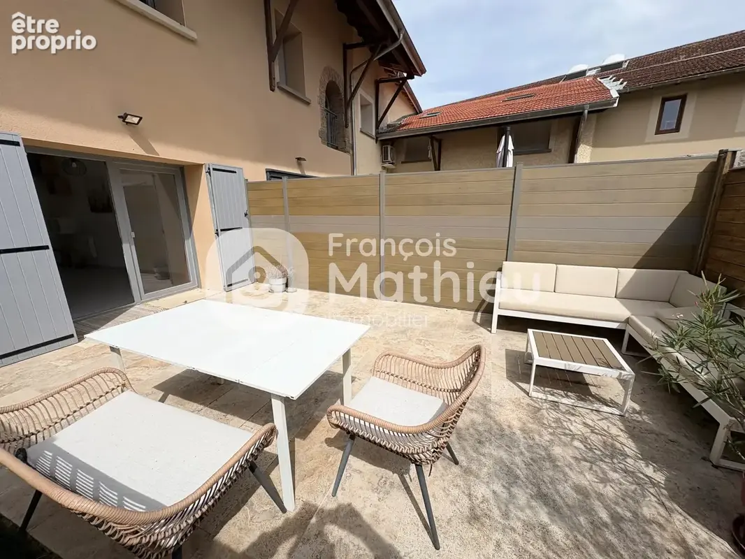 Civrieux : Maison de village 2ch + bureau - terrasse - deux stationnements - photo 2