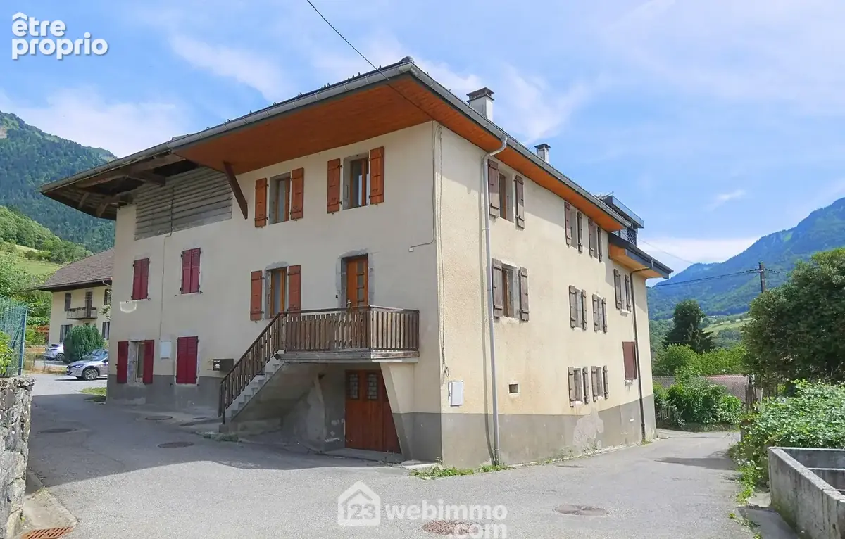 Cette maison mitoyenne propose un excellent compromis entre le confort d'une maison et la facilité d'entretien d'un appartement.