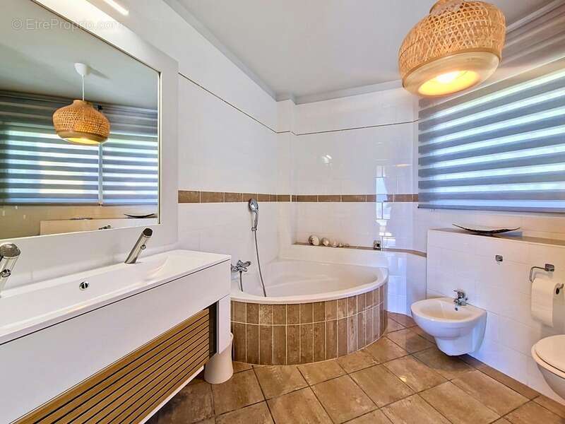 Villa d'exception avec vue lac, piscine et prestations haut de gamme - photo 13