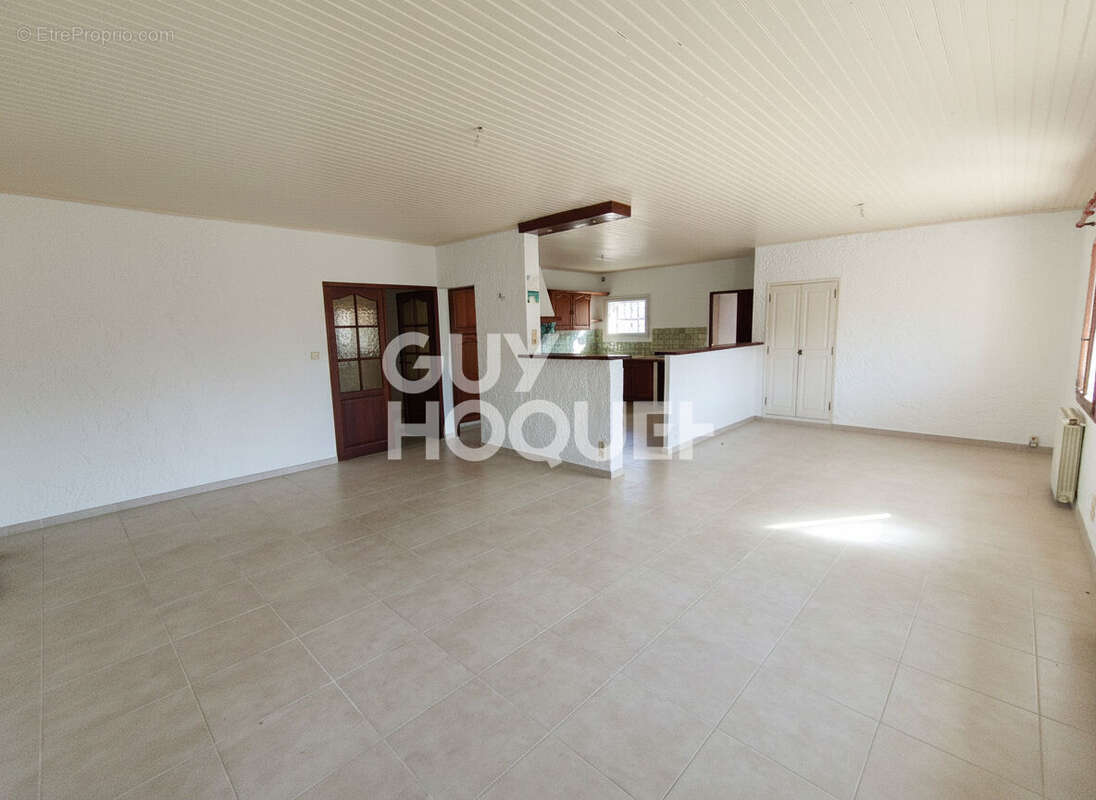 Maison à ENTRAIGUES-SUR-LA-SORGUE