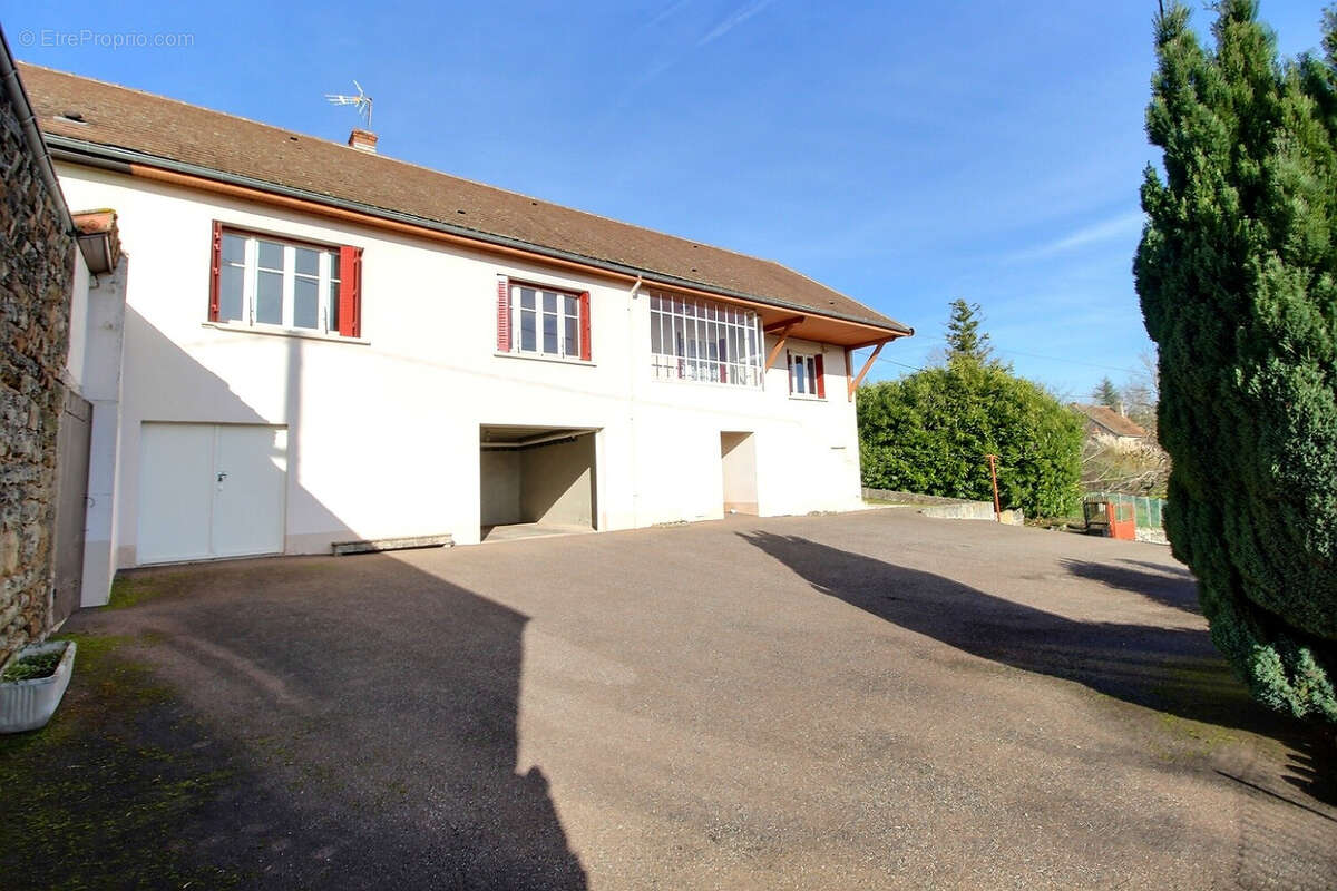 Maison à SAINT-CLEMENT-SUR-GUYE