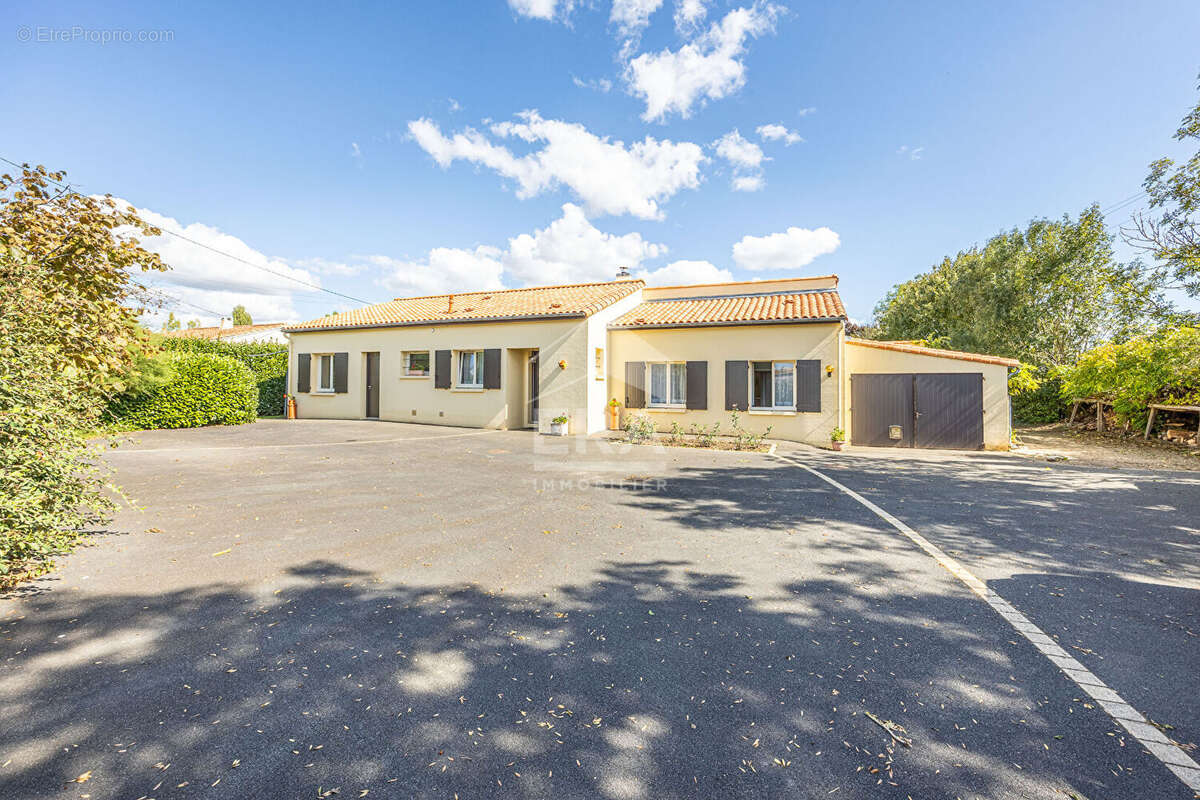 Rare : Maison familiale 5 chambres, avec piscine et grand terrain à Vouillé - photo 2
