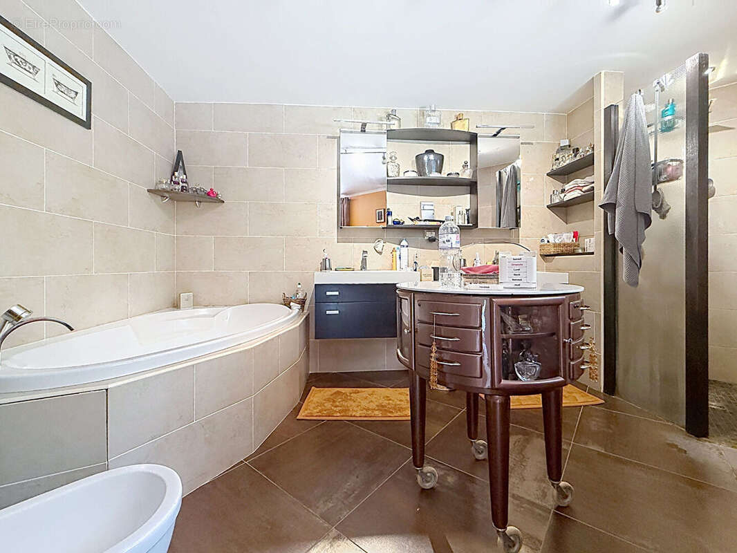 EXCLUSIVITE - THAON - Propriété de 275 m2 sur 9 000 m2 de terrain avec étang - photo 17