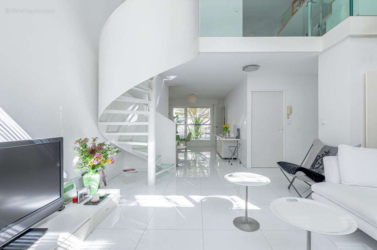 Quartier saint Fargeau - 4 PIECES  ET LOGGIA 5m2. Entre loft et maison contemporaine - photo 17