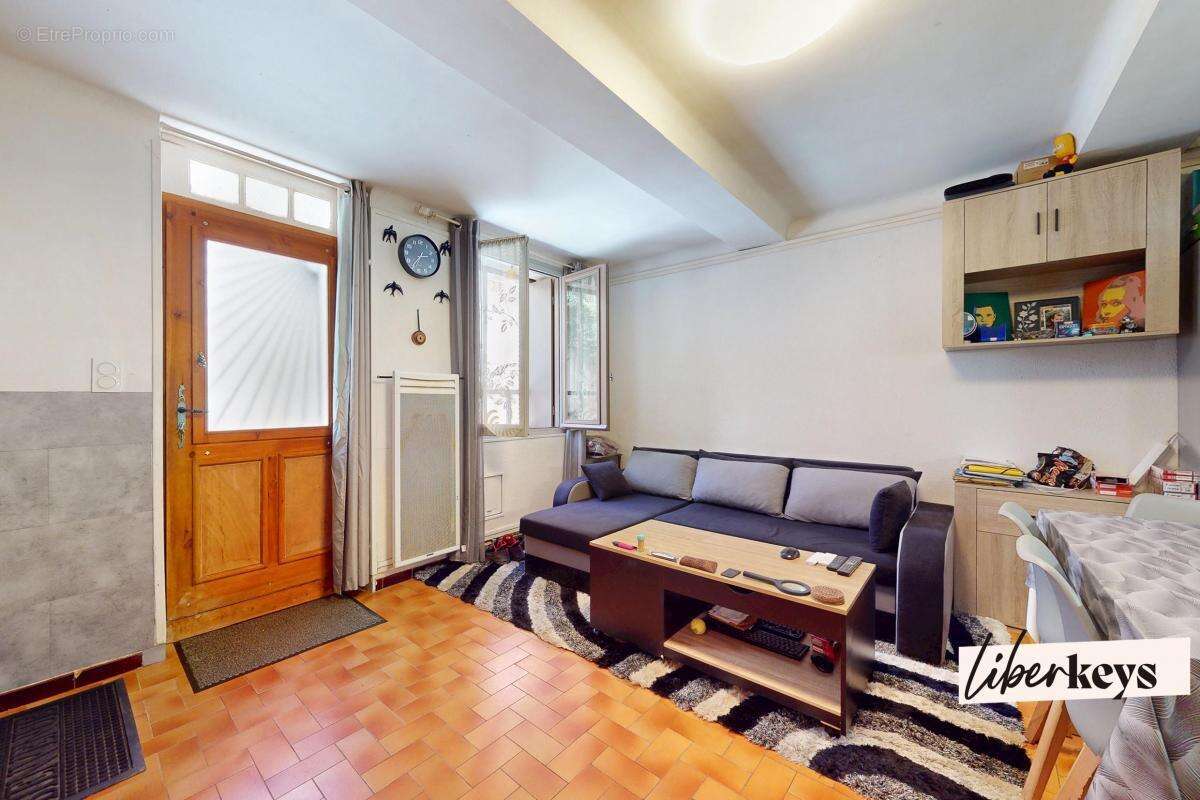 Maison à SAINT-LAURENT-DE-LA-SALANQUE