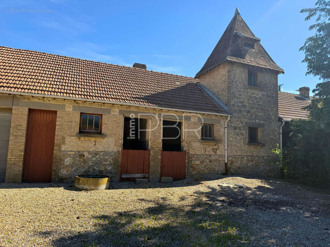 Corps de ferme avec maison T10 individuelle et dépendances - photo 15