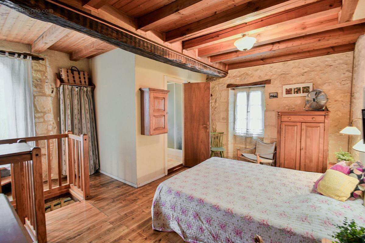 Maison à COUZE-ET-SAINT-FRONT