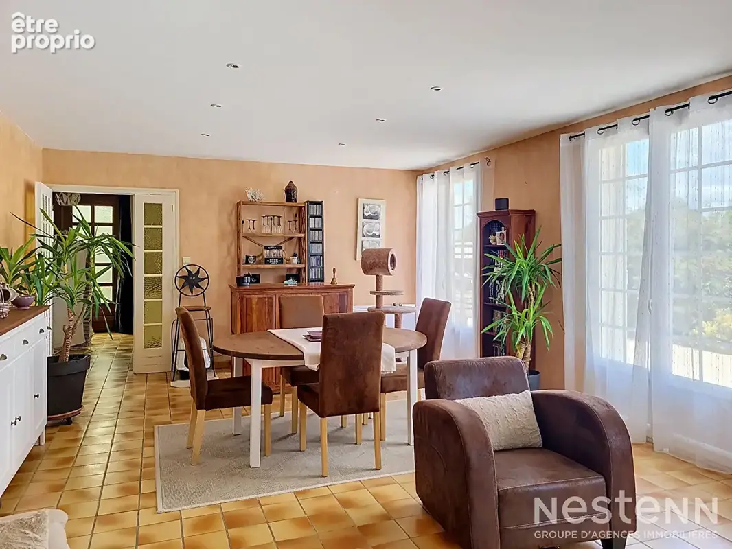 A Vendre Maison de plain-pied de 136 m² avec double garage sur terrain arboré d'environ 4 800 m² - photo 8