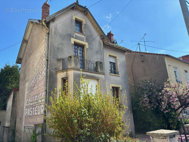 A VENDRE- Rare sur le secteur; Maison de caractère à JARNY-Dépendance aménagée de 41 m2 et parc de 18 ares. - photo 2