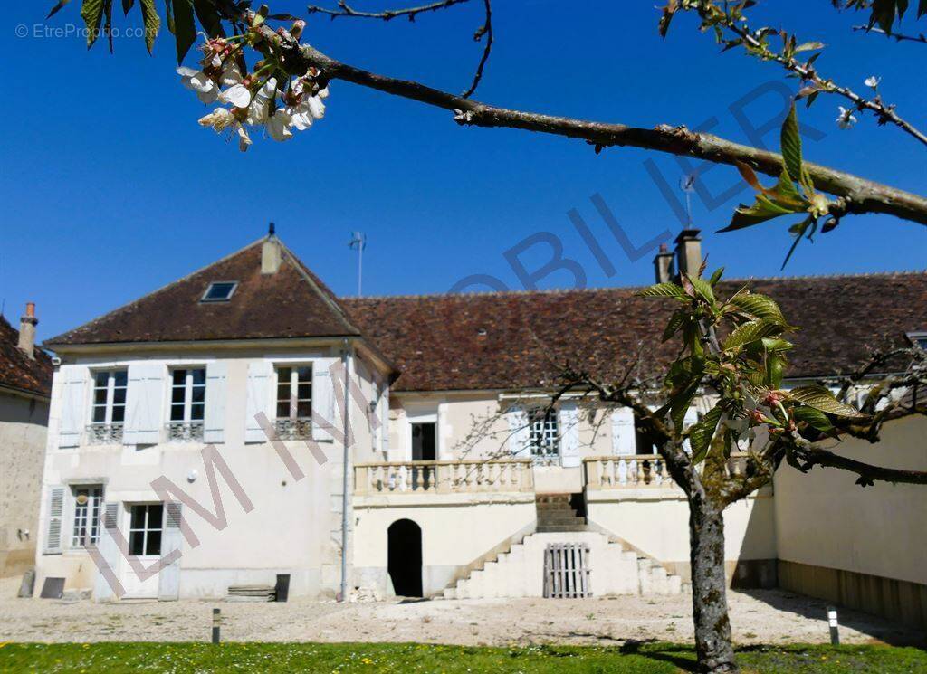 Maison à ESCOLIVES-SAINTE-CAMILLE