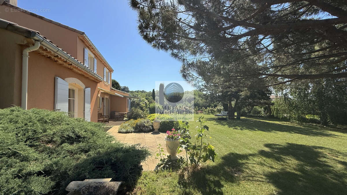 Maison à MONTELEGER