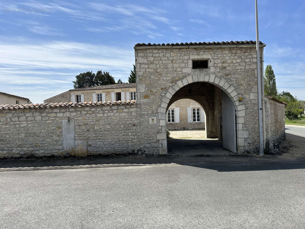 Maison à SAINT-ROMAIN-DE-BENET