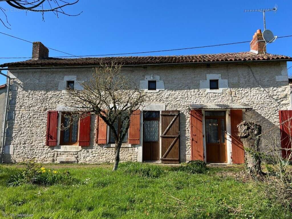Maison de Campagne avec Dépendances 5 Minutes de Civray - photo 3