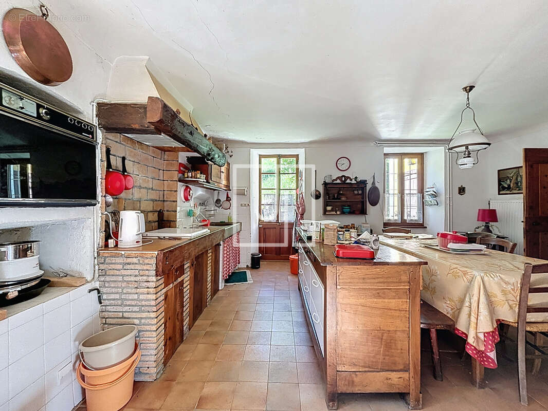 Maison à ENCHASTRAYES