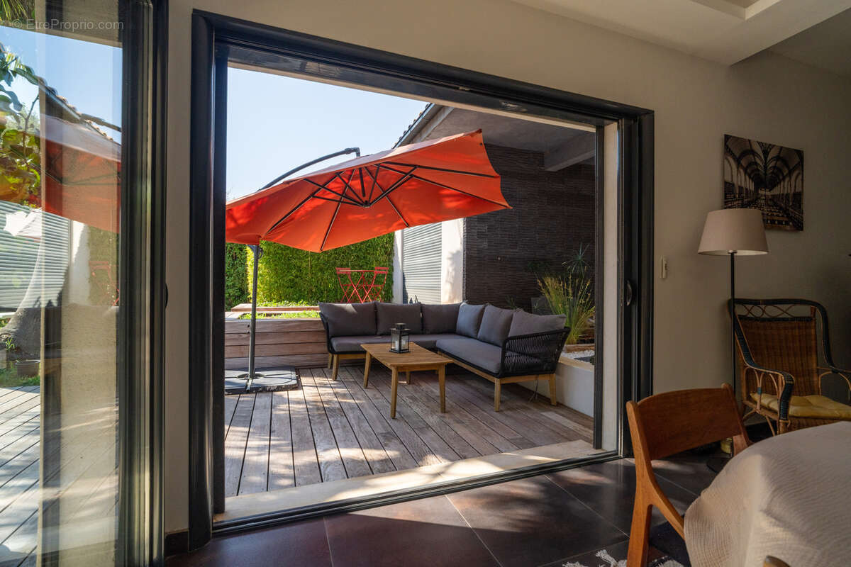 Villa d'architecte : élégance contemporaine et prestations de qualité au cœur d'une résidence privée - photo 8