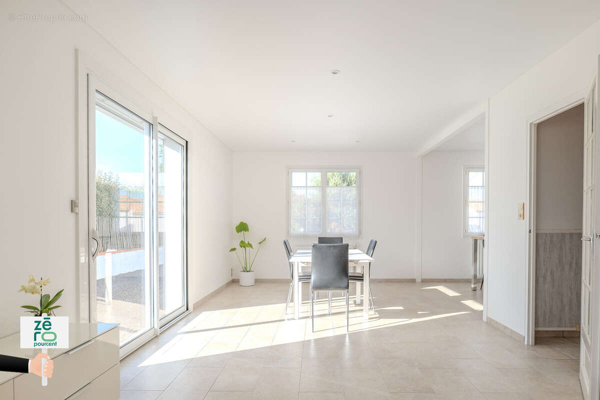 Le Fenouiller   Maison de plain-pied rénovée avec fort potentiel à 400 m du centre - photo 4