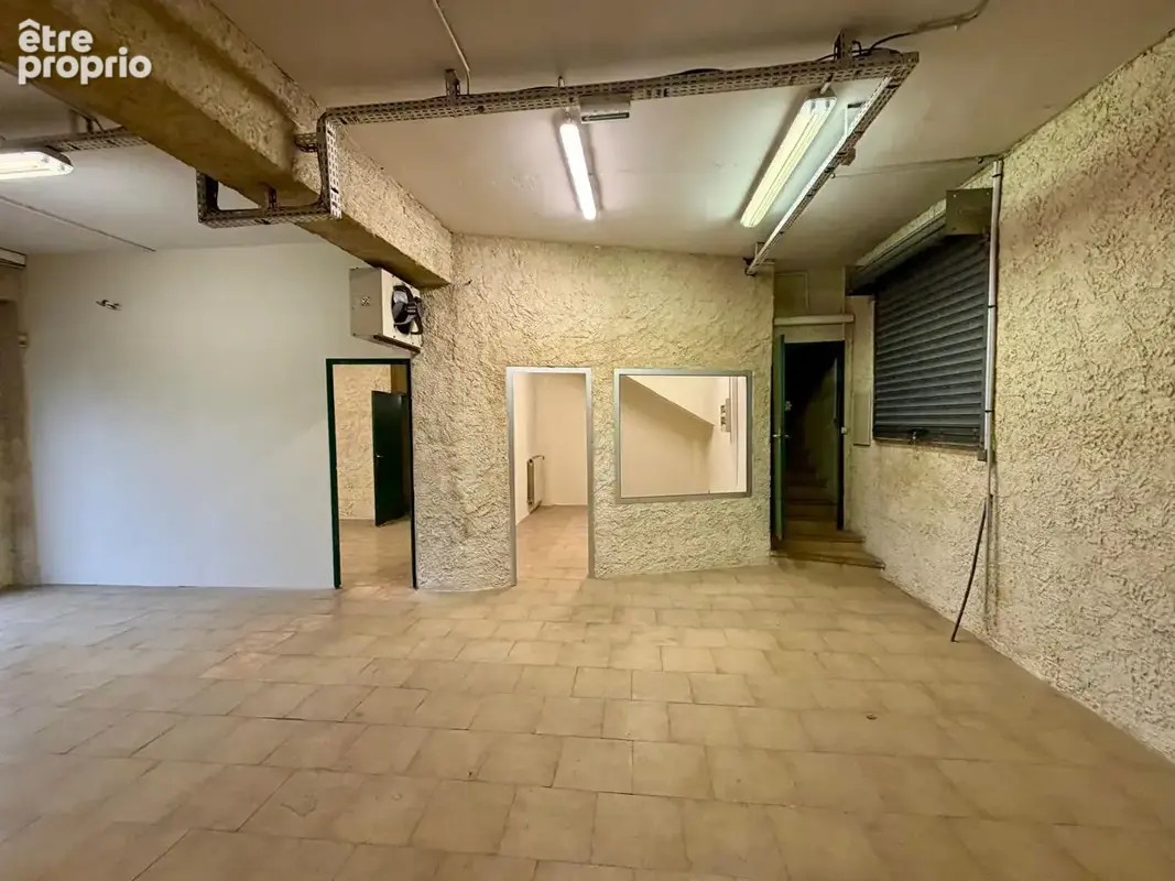 Locaux commerciaux - emplacement strategique - photo 3