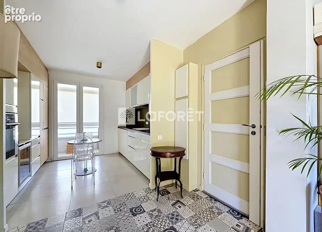 T3 de 75 m² - balcon - cave - box - sécurisé - Calme - Périer Marseille 8e - photo 6