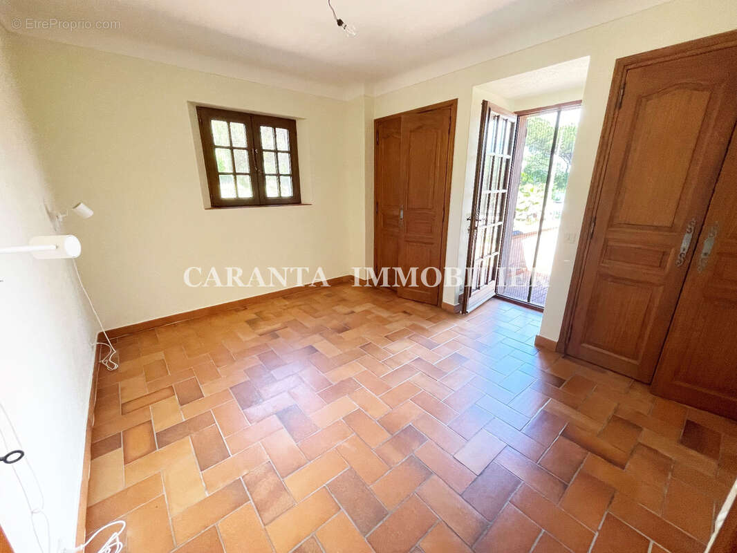 Vente Villa 9 pièces Ste Maxime avec garage et T3 indépendant. - photo 11