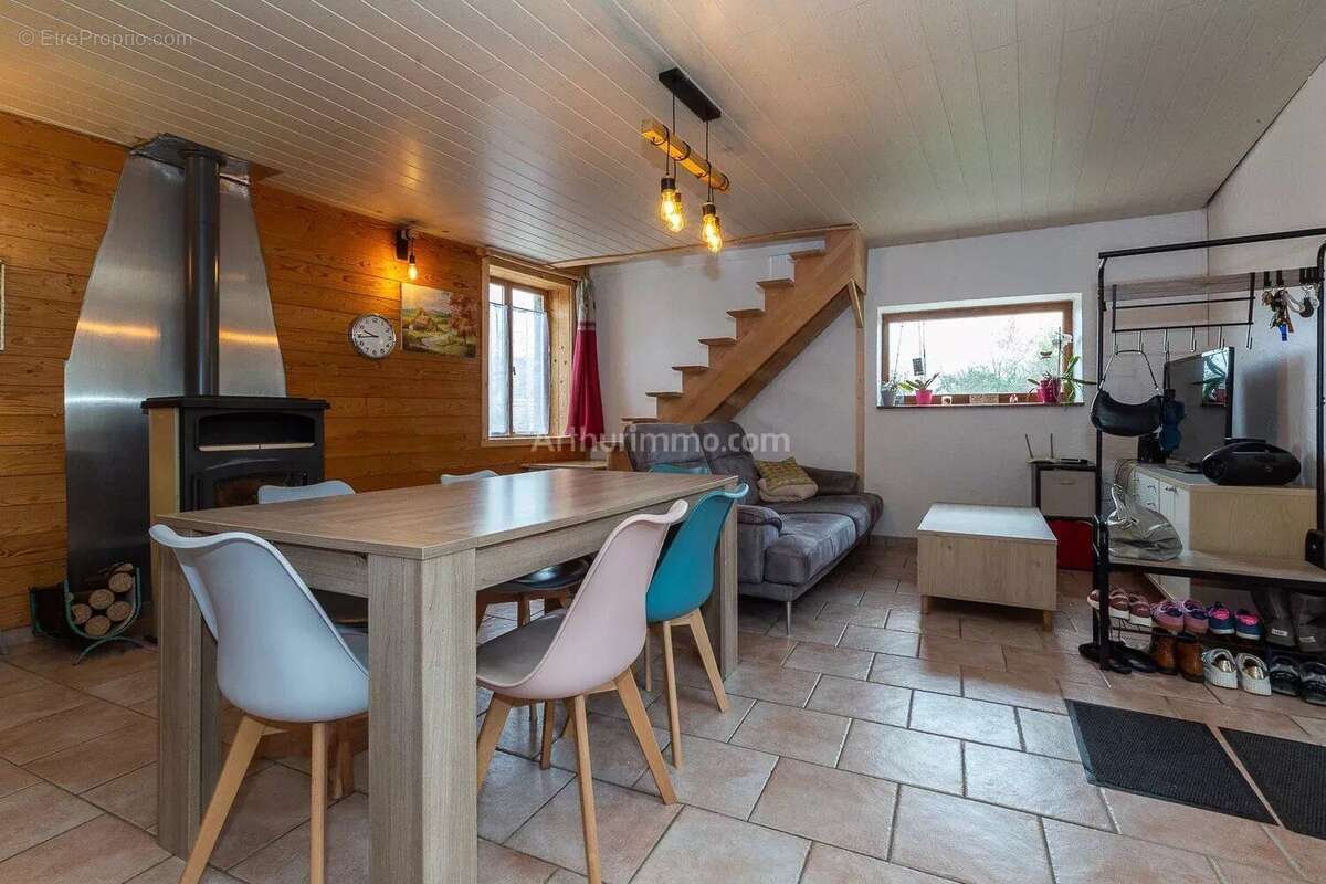 Maison à SAINT-VICTOR-DE-MORESTEL