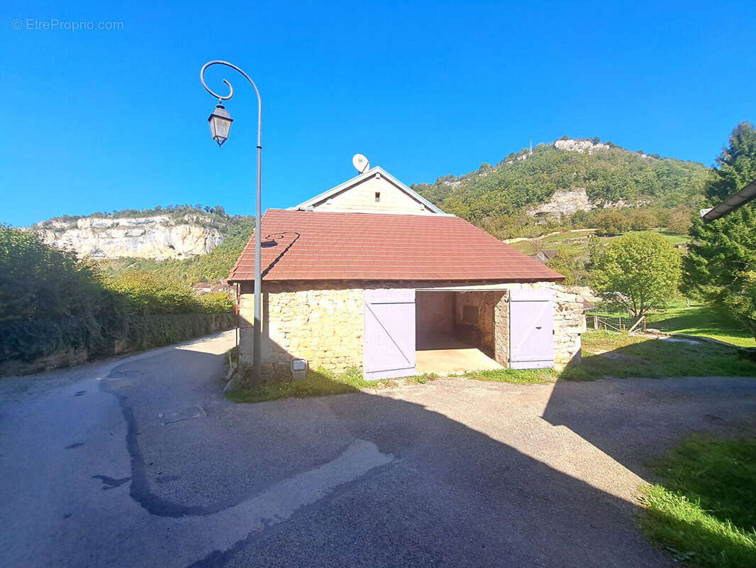 Maison à BAUME-LES-MESSIEURS