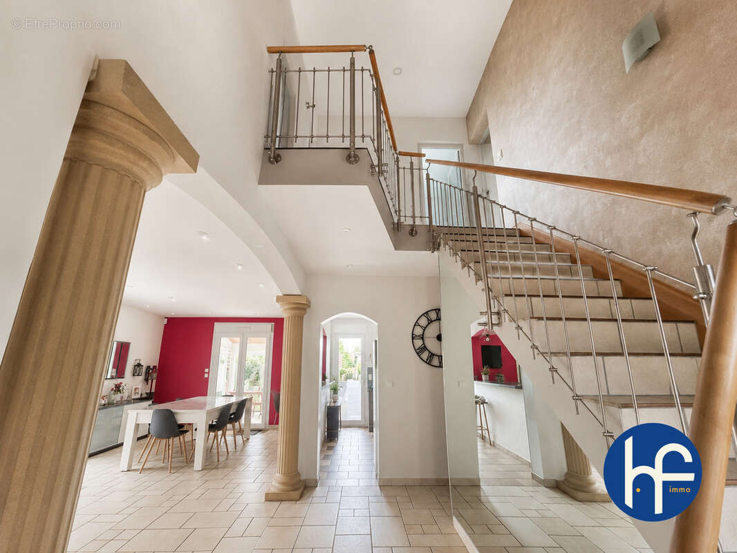Maison individuelle avec garage, terrasse et piscine - photo 2