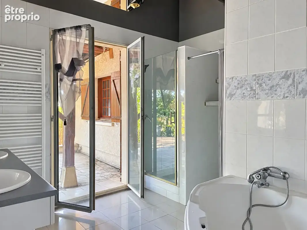 Une propriété de caractère avec maison d'amis, piscine couverte et parc arboré - photo 4