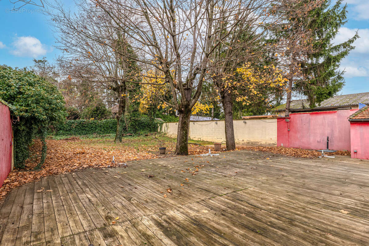 Commerce à SAINT-GENIS-LAVAL