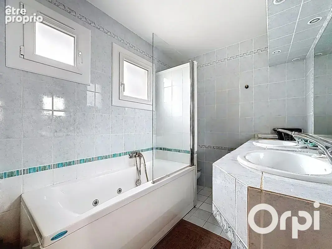 Villeneuve Loubet Maison 4 pièces 110 m2 - piscine - gardien - jardin - stationnement - photo 15