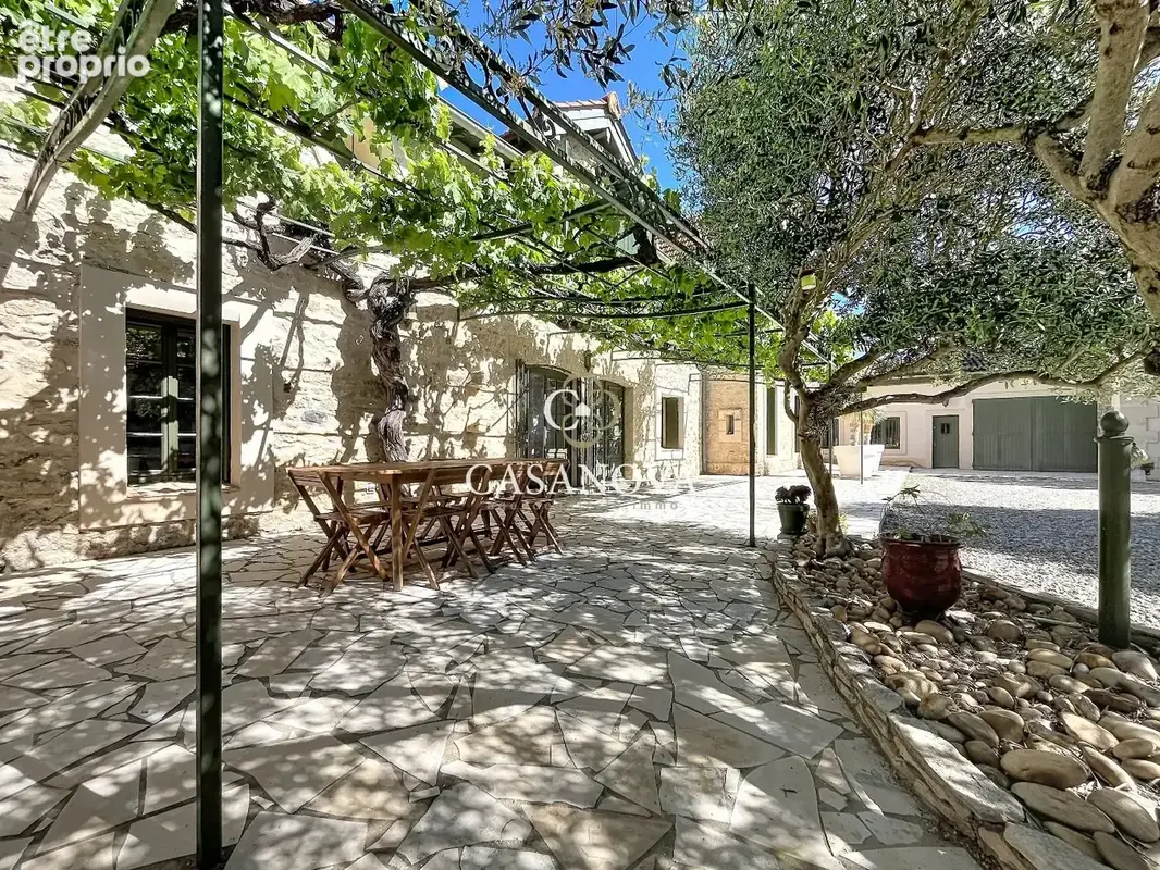 Aux portes de Pézenas, superbe propriété de caractère avec demeure principale, chambres d'hôtes, gîtes, piscine et ancienne cave - photo 3