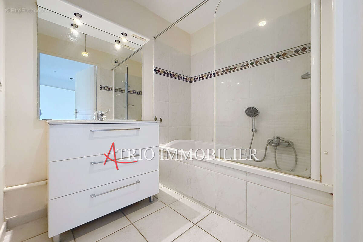 Appartement à SAINT-LAURENT-DU-VAR