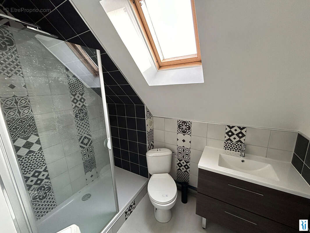 A vendre appartement F3 au 3ème et dernier étage d'un hôtel particulier. - photo 9