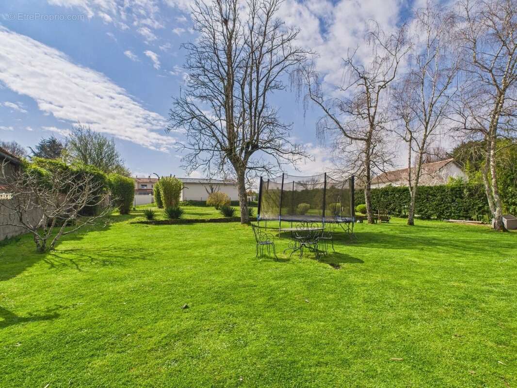 Maison à LA ROCHE-CHALAIS