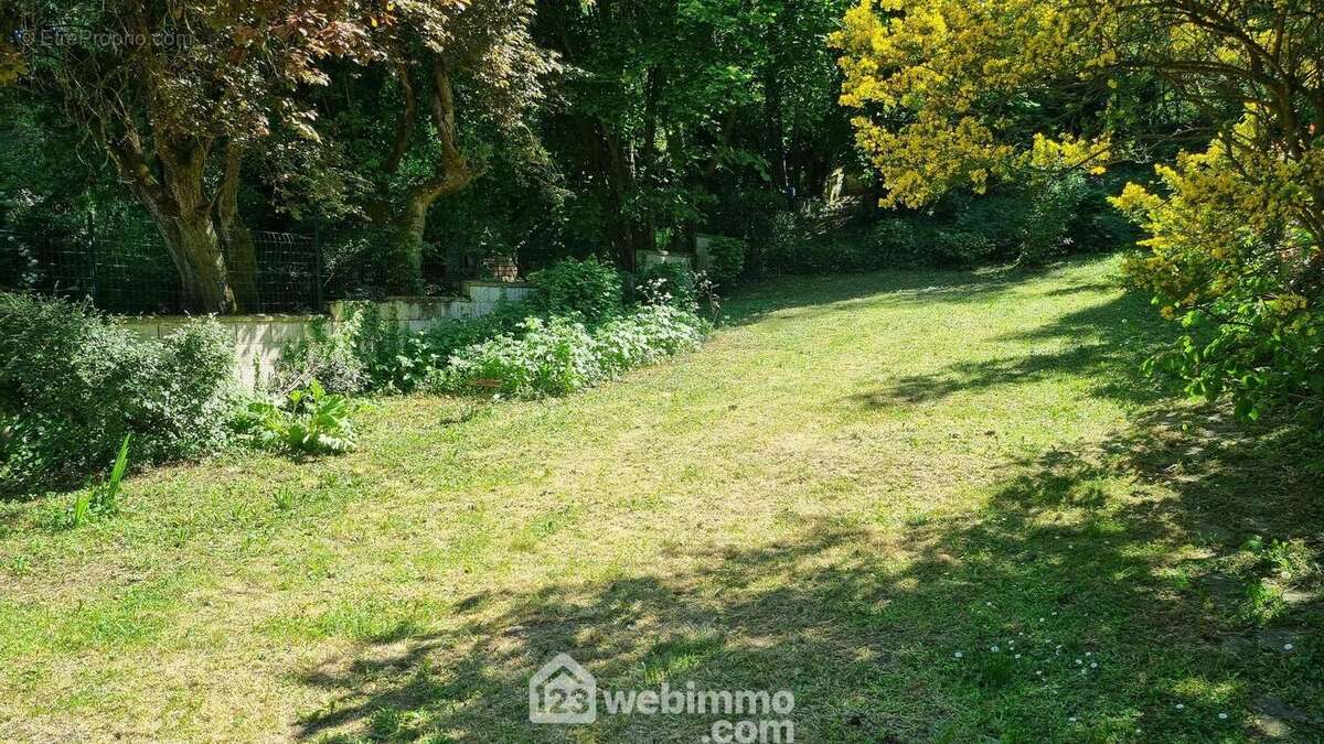 Erigée sur une parcelle de 611 m² - Maison à LAON