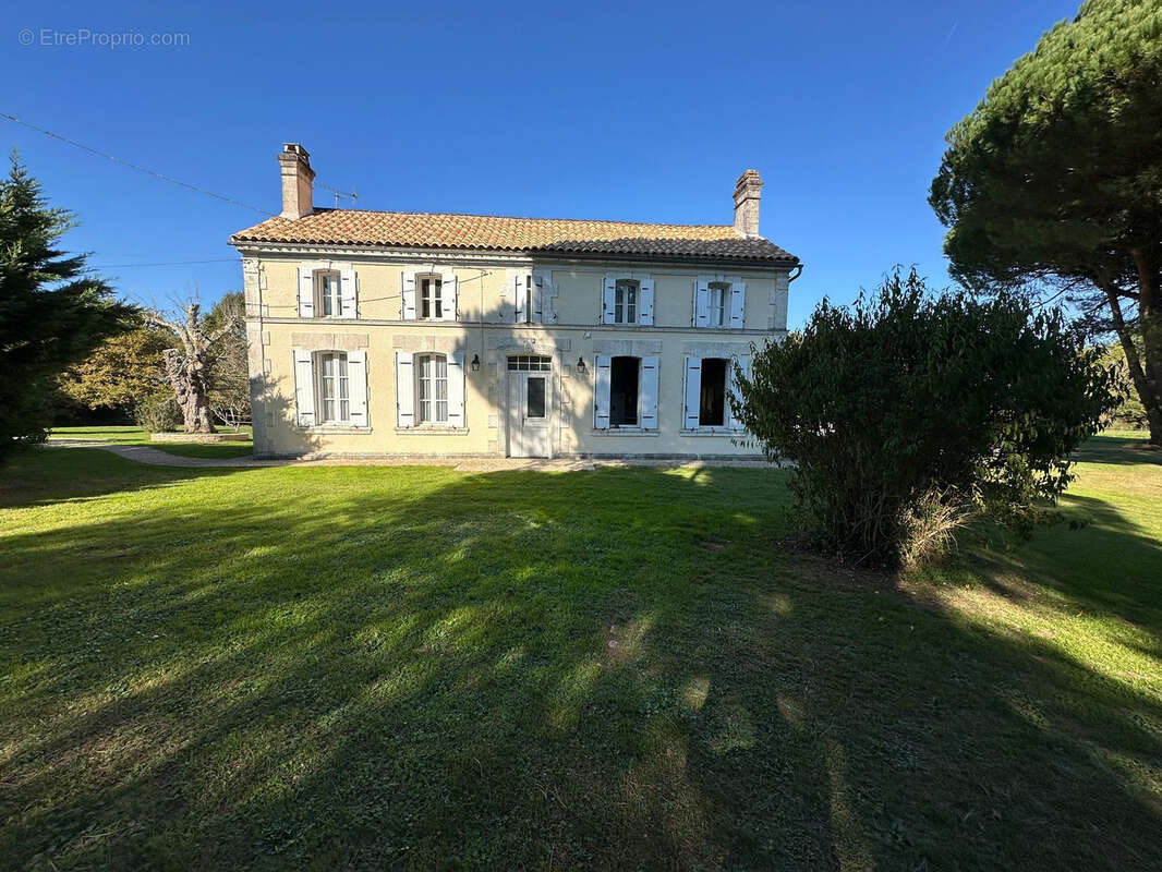 Maison à SAINT-CHRISTOPHE-DE-DOUBLE