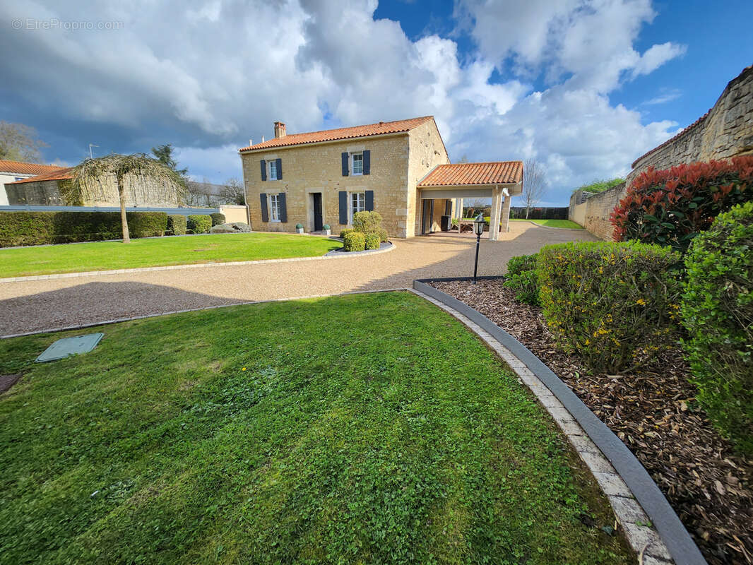 Maison en pierre coup de cœur avec 6 chambres et double garage - photo 2