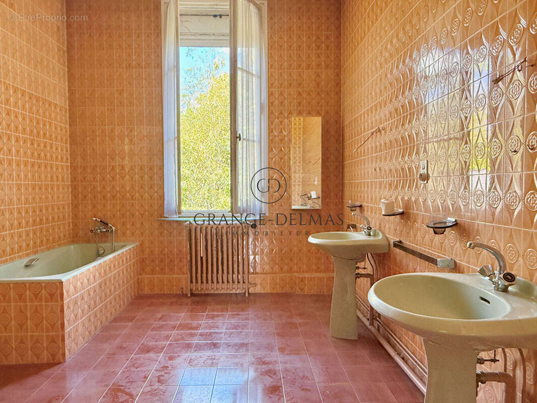 Maison en pierre R+1 avec jardin - CHARTRONS - photo 8