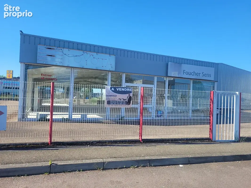 Super SHOWROM 334 m2, en zone artisanale et commerciale a fort passage - photo 5