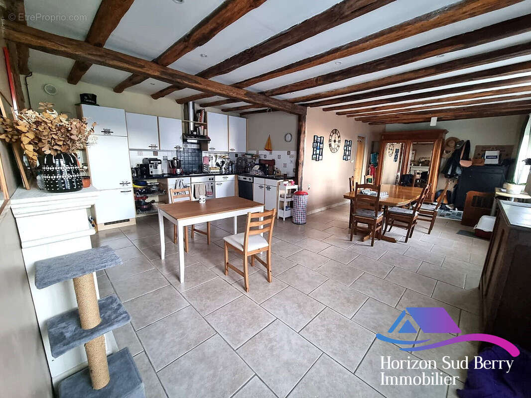 Cuisine / Salle à manger - Maison à THEVET-SAINT-JULIEN