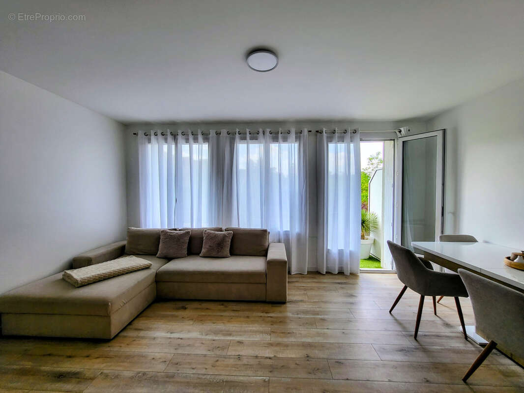 Appartement T3 entièrement rénové de 70 m2 avec balcon, cave et parkings   Résidence calme, sécurisée et arbor - photo 3