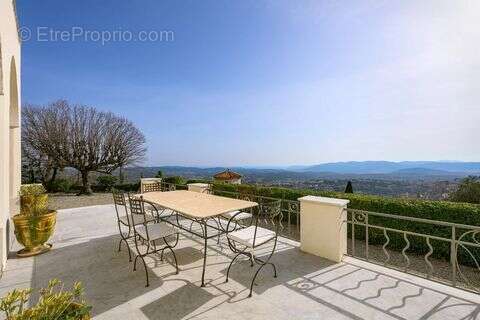Maison 500 m² à Grasse  - photo 2