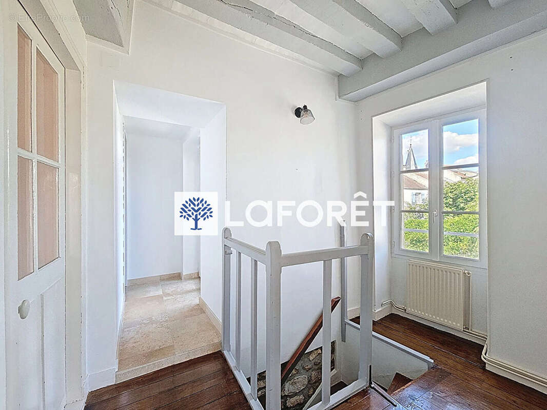 L'alternative idéale à un appartement : une maison de charme au coeur de Crespières. - photo 6