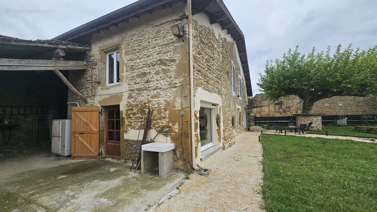 Maison de caractère, 288m2 hab. au cœur du village - photo 4