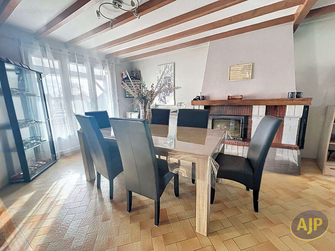 Maison à SAINT-MACAIRE-EN-MAUGES
