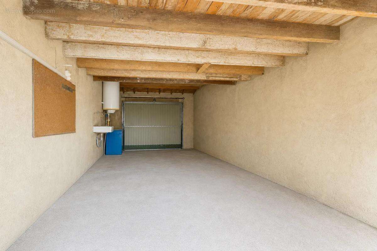Maison à ENTRAIGUES-SUR-LA-SORGUE