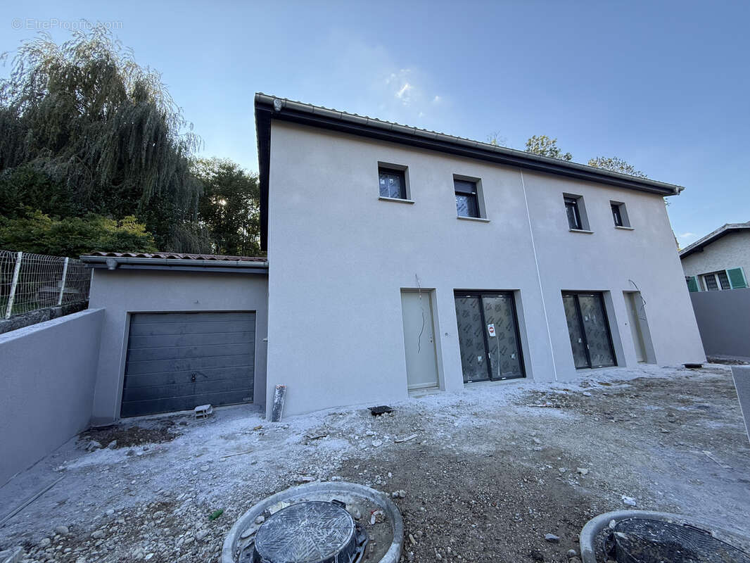 Maison à EYZIN-PINET